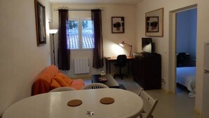 A compact hotel room with a dining area, a desk, and a bed. - T3 au vert sup downtown Grenoble (Grenoble)