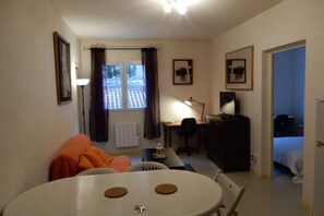 2 soverom, skrivebord, strykejern/-brett og wi-fi (inkludert)