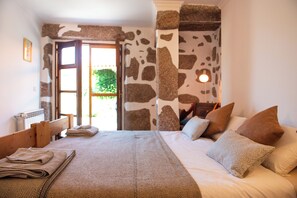 10 bedrooms, iron/ironing board, WiFi, bed sheets - Stunning 10 bedroom quinta, sleeps 20 escape to nature for the perfect getaway. (Tábua)