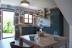 Fridge, oven, stovetop, dishwasher - Stunning 10 bedroom quinta, sleeps 20 escape to nature for the perfect getaway. (Tábua)