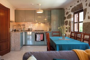 Kjøleskap, ovn, kokeplater og oppvaskmaskin