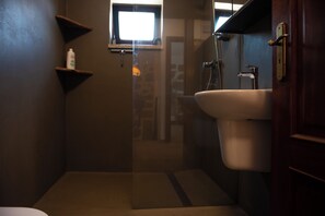 Suihku, hiustenkuivaaja, pyyhkeet, saippua