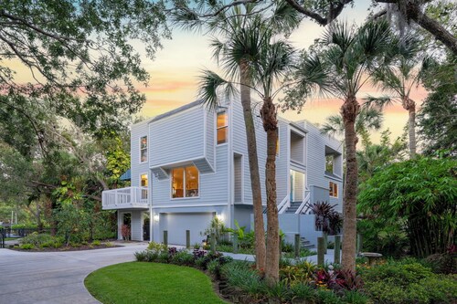 LUXURIOUS VILLA WATERFRONT NEAR SIESTA KEY BEACH