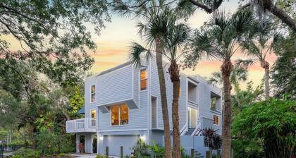 LUXURIOUS VILLA WATERFRONT NEAR SIESTA KEY BEACH