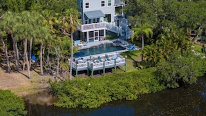 A two-story house with a pool, surrounded by dense tropical vegetation. - LUXURIOUS VILLA WATERFRONT NEAR SIESTA KEY BEACH (Sarasota)