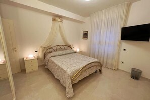 2 camere, una cassaforte in camera, una scrivania, ferro/asse da stiro