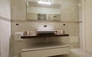 Douche, sèche-cheveux, bidet, serviettes fournies