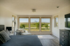 7 Schlafzimmer, Schreibtisch, Bügeleisen/Bügelbrett, Reisekinderbett