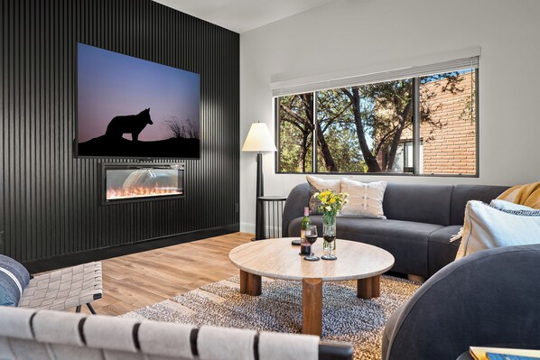 Smart TV, fireplace, books - Coyote Den Villa- a two bedroom two bath Villa in the Heart of Sedona (Sedona)