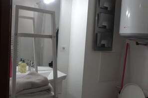 Dusj, hårføner, håndklær og såpe