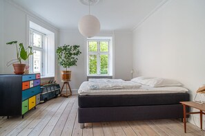 1 bedroom, WiFi, bed sheets - Scandi Quirk: Hip Location & Raw Charm (København)