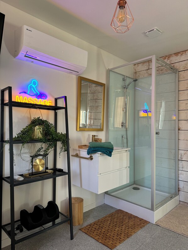 Shower, hair dryer, towels, toilet paper - Harmonie Dorée room (Balaruc-le-Vieux)