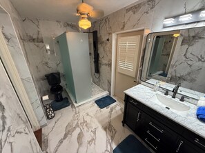 Dusche, Haartrockner, Handtücher, Seife