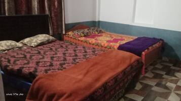 2 slaapkamers, een strijkplank/strijkijzer, beddengoed