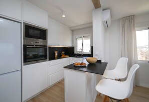 Réfrigérateur, four à micro-ondes, un four, lave-vaisselle