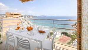 Varanda com mesa posta para o pequeno-almoço com vista para o mar.
