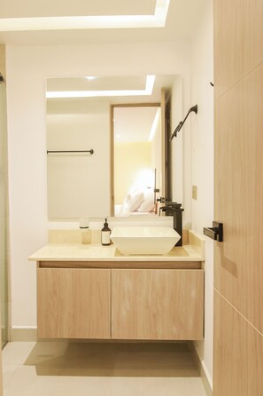 Quadruple Room | Bathroom | Shower, towels, soap, shampoo - Dunia Suite  (Cartagena)
