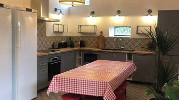 Refrigerador, microondas, horno, placa de cocina