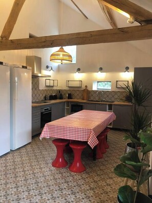 冷蔵庫、電子レンジ、オーブン、コンロ