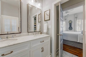 Shower, hair dryer, towels, soap - King Street Cottage - Beaufort Historic District (Beaufort)