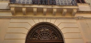 An ornate metal gate with floral designs and the letters "DB" on a building facade. - Salento Relax Natasha Room (Collepasso)