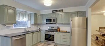 Newly remodeled! Pool/Game Room/WiFi/Trailer Parking, Close to area attractions!