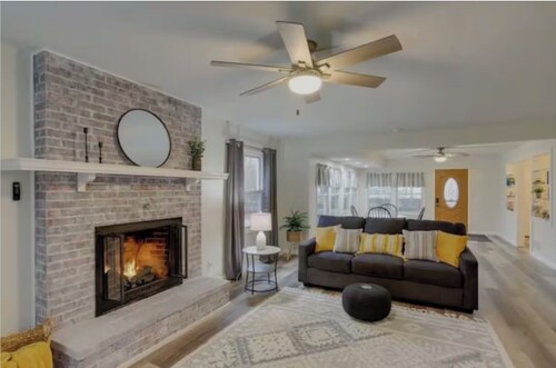 Family House: Pool, Games & Boat Parking