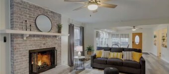 Family House: Pool, Games & Boat Parking