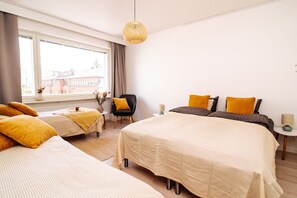 3 habitaciones, tabla de planchar con plancha y cuna de viaje 