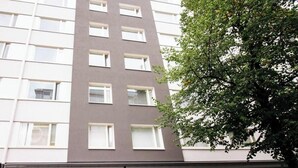 Un immeuble à plusieurs étages doté d’une façade moderne, de grandes fenêtres et d’une devanture avec une enseigne bien visible.
