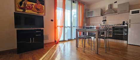 Frigorífico, microondas, horno y placa de cocina