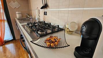 Frigorifero, microonde, forno, piano cottura