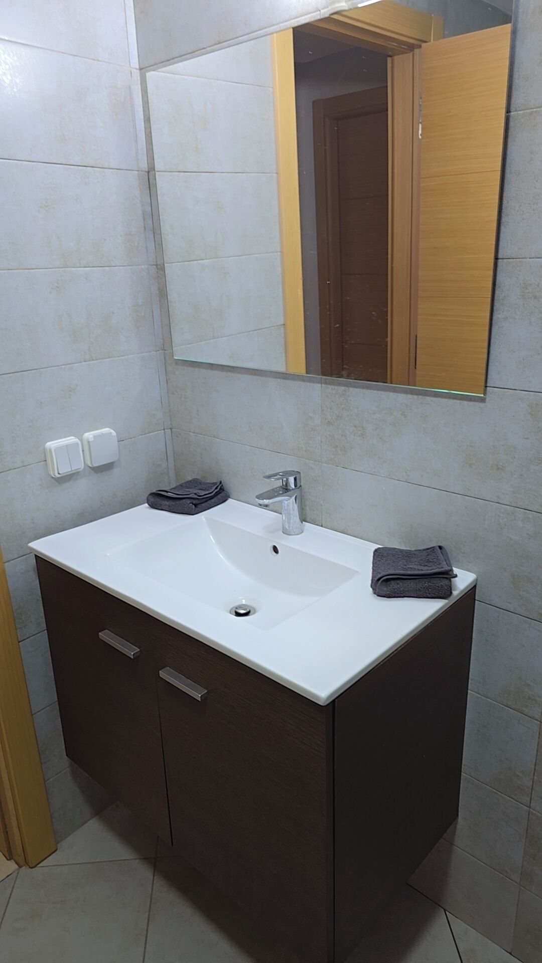 Bidé, toallas y papel higiénico