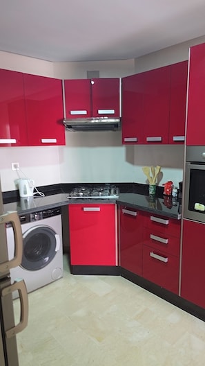 Fridge, oven, stovetop, coffee/tea maker