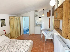 1 camera, ferro/asse da stiro, Wi-Fi, lenzuola