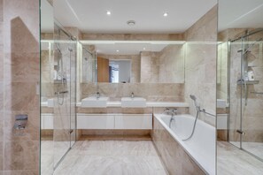 Douche, sèche-cheveux, serviettes fournies, papier toilette