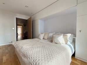 3 bedrooms, desk, iron/ironing board, travel cot