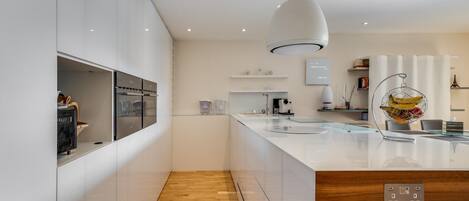 Geladeira, micro-ondas, fogão, lava-louças