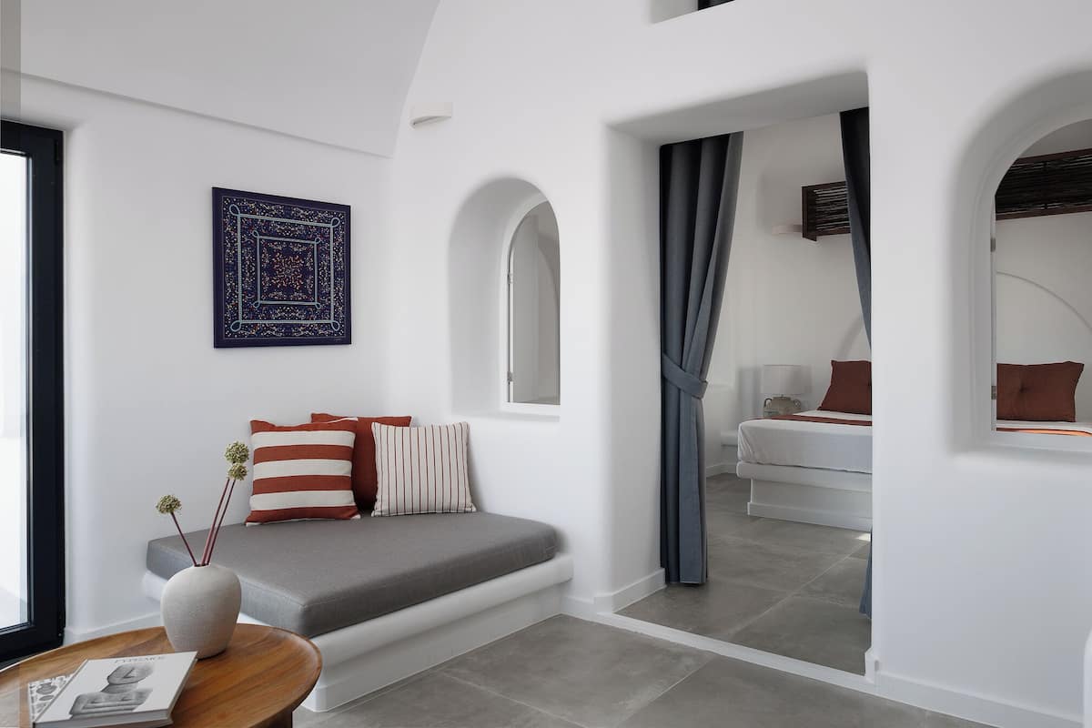 Deluxe Suite, Sea View | 1 bedroom, minibar, in-room safe, laptop workspace