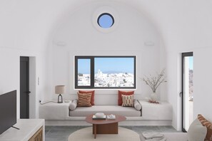 Suite – deluxe, sjøutsikt | 1 soverom, safe på rommet, skrivebord og blendingsgardiner