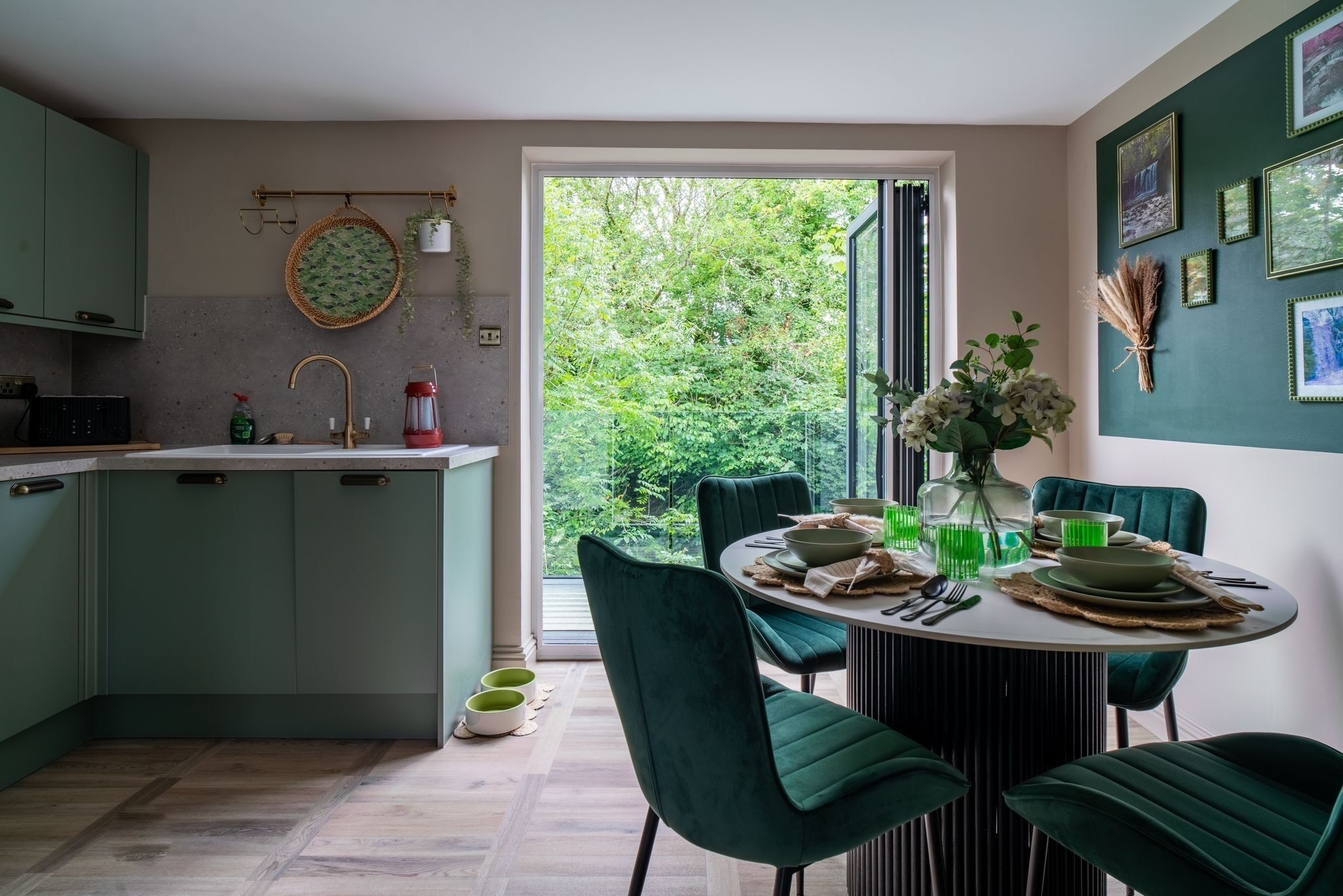 Full-size fridge, oven, stovetop, dishwasher