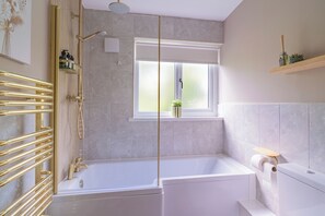 Combined shower/bathtub, hair dryer, towels, shampoo - Cottage Cwtch (Neath)