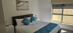 Family House | 4 bedrooms, iron/ironing board, free WiFi, bed sheets - Penguin Retreat (Penguin)