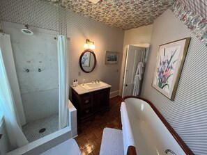 Regadera, secadora de cabello, toallas 