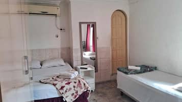 Quarto quádruplo família | Frigobar (abastecido com itens grátis), Wi-Fi de cortesia, roupa de cama