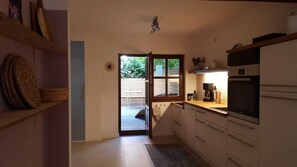 Microondas, horno, parrilla de estufa y lavavajillas 