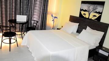 5 bedrooms, iron/ironing board, WiFi, bed sheets