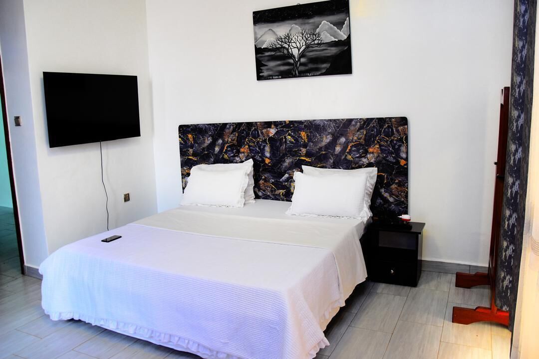 5 bedrooms, iron/ironing board, WiFi, bed sheets