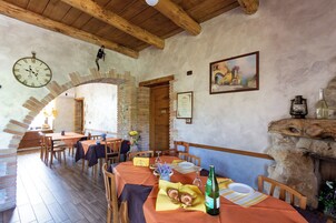 Quarto triplo clássico, sacada | Sala de jantar