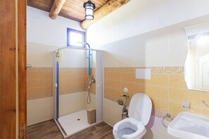 Classic Triple Room, Balcony | Bathroom